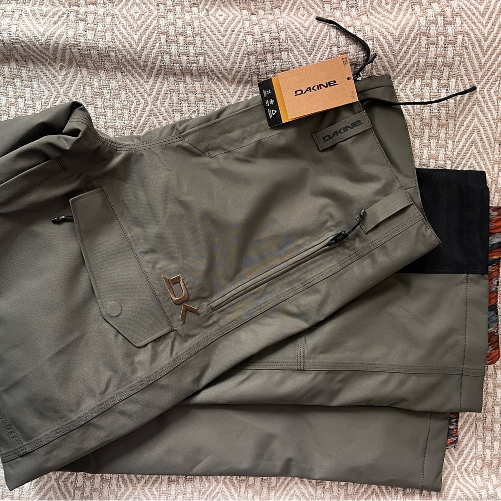 NWT Dakine Women’s Green Cargo Snowboard Pants